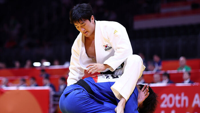 South Korea's Lee Joon-hwan competes against Hong Kong's Lee Kwok Wing in the men's 81kg judo quarterfinals at the Aichi International Arena in Nagoya, Japan, on October 1.