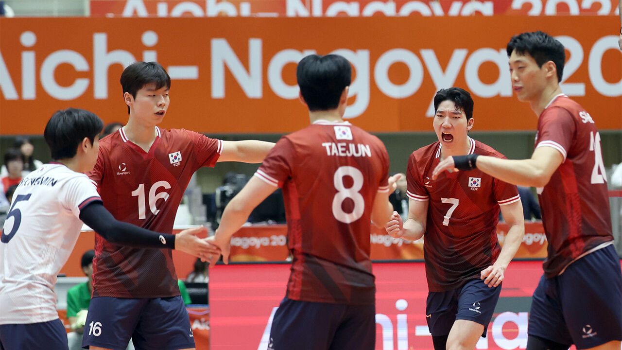 South Korean players celebrate after scoring a point during the men's volleyball quarterfinals match between South Korea and Iran at the 2026 Aichi-Nagoya Asian Games held at the Okazaki Central Park General Gymnasium in Japan on October 1. (Photo: Yonhap News)