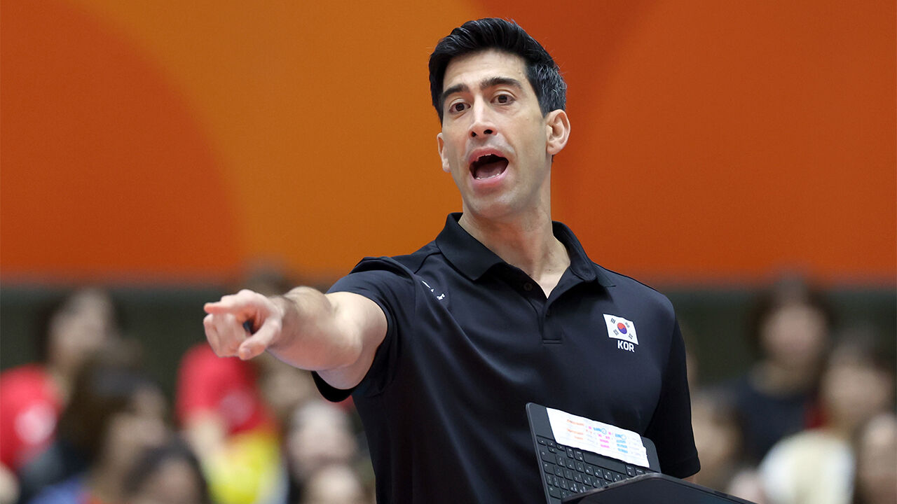 Head coach Isanaye Ramirez of the South Korean national team gives tactical instructions during the men's volleyball quarterfinals match between South Korea and Iran at the 2026 Aichi-Nagoya Asian Games held at the Okazaki Central Park General Gymnasium in Japan on October 1. (Photo: Yonhap News)