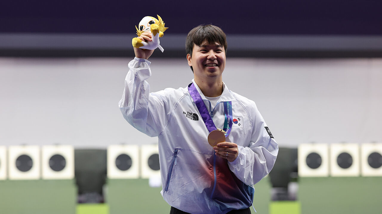 1일 일본 아이치현 종합사격장에서 열린 2026 아이치·나고야 아시안게임 사격 남자 25ｍ 속사권총 개인전에서 금메달을 차지한 한국 이건혁이 시상대에서 기념 촬영하고 있다. (사진=연합뉴스)