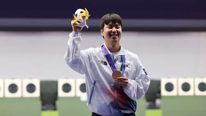 1일 일본 아이치현 종합사격장에서 열린 2026 아이치·나고야 아시안게임 사격 남자 25m 속사권총 개인전에서 금메달을 차지한 한국 이건혁이 시상대에서 기념 촬영하고 있다. (사진=연합뉴스)