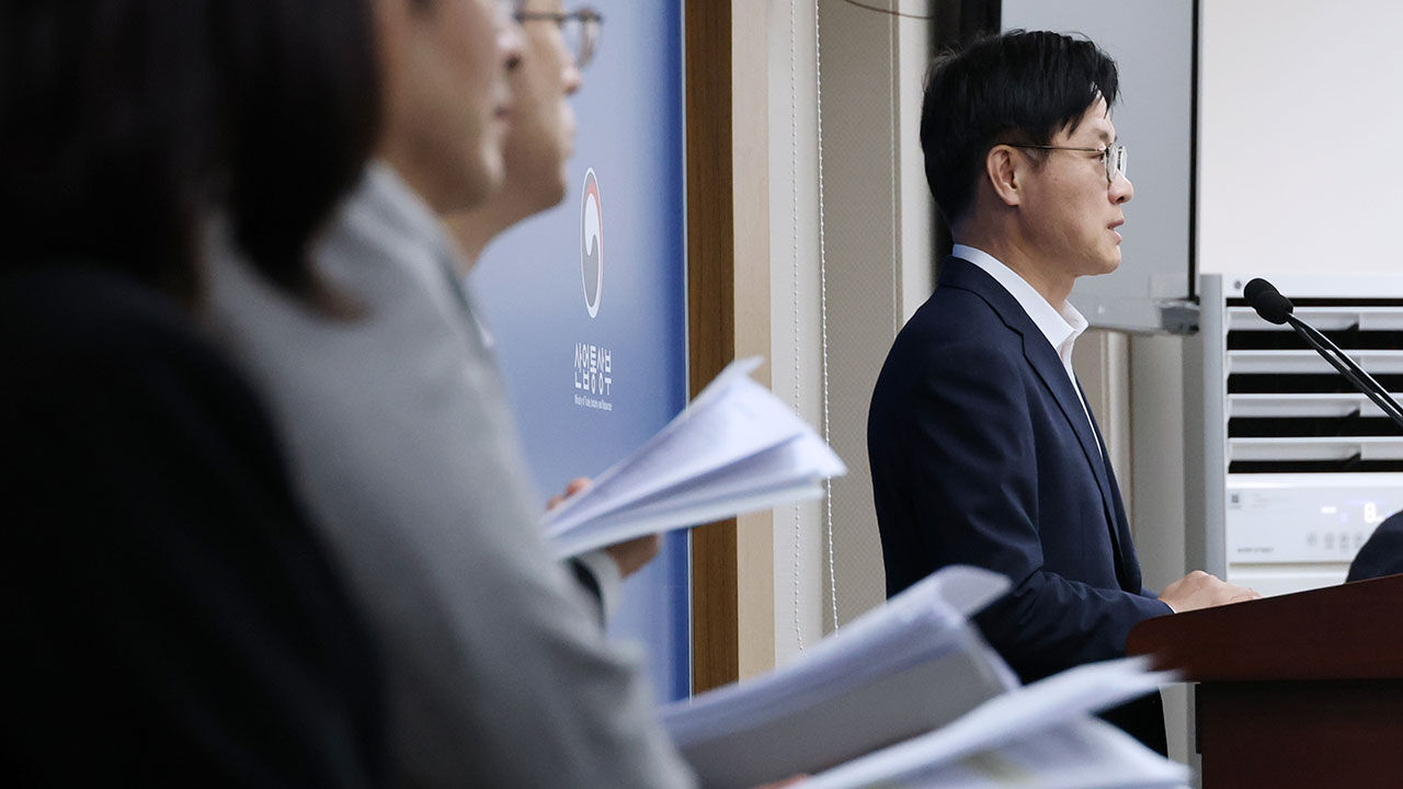 Minister of Trade, Industry and Energy Kim Jeong-kwan explains the U.S. investment projects announced by U.S. President Donald Trump at the Government Complex-Sejong in Sejong City on October 1. (Photo: Yonhap News)