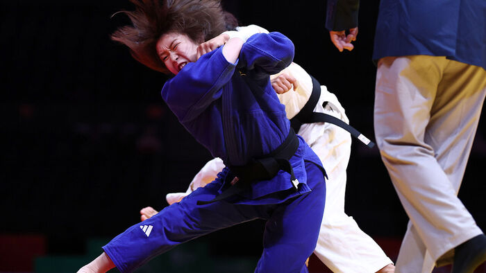South Korea's Heo Mi-mi competes against Mongolia's Ariunzaya Terbish in the women's -57kg judo final at the Aichi International Arena in Nagoya, Japan, on October 1. (Photo: Yonhap News)