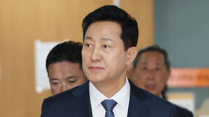 오세훈 서울시장이 9월 11일 서초구 서울고등법원에서 열리는 명태균 여론조사 의혹 사건 2심 속행 공판에 출석하고 있다.