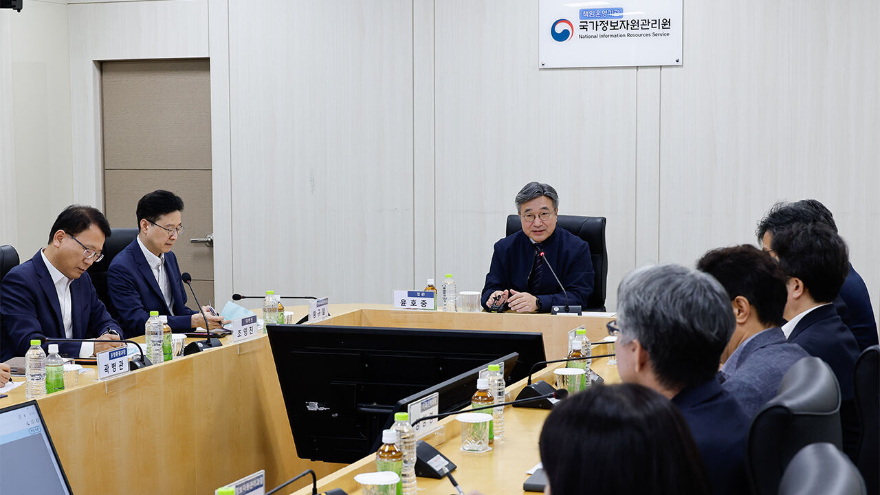 Minister of the Interior and Safety Yunho visits the Daejeon Main Office of the National Information Resources Service, where a battery fire occurred last year, on the 30th to conduct a comprehensive inspection of computer room recovery status and digital safety management systems.