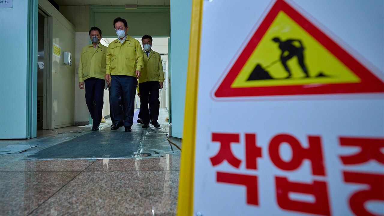 President Lee Jae-myung visits the Daejeon Main Office of the National Information Resources Service in Yuseong-gu, Daejeon, where fire damage recovery work is underway, on October 10 of last year, to listen to explanations from officials and inspect the site.