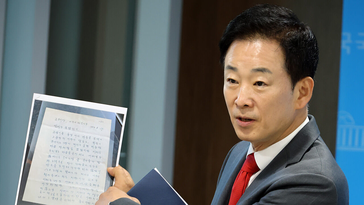 국민의힘 유영하 의원이 2일 기자회견을 열고 영화 '암살자(들)'과 관련한 입장을 밝히며 박근혜 전 대통령이 보관하고 있던 1974년 8월 17일 작성된 고 박정희 전 대통령의 편지 복사본을 공개했다. (사진=연합뉴...