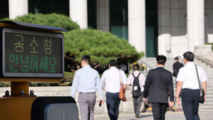 2일 출범한 서울 서초구 공소청으로 직원들이 출근하고 있다.