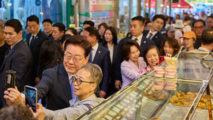 President Lee and First Lady Visit Yeongcheon Market, Enjoy Doganitang for Lunch