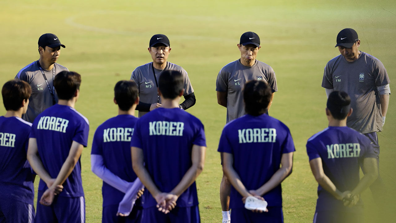 푹 패인 잔디, 어두운 조명…한일전 앞두고 무슨 일