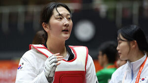 3일 일본 아이치현 도요하시 종합체육관에서 열린 2026 아이치&middot;나고야 아시안게임 태권도 겨루기 여자 67㎏급 한국 송다빈과 이란 파테메 아흐마디 준결승 경기. 경기에 승리한 한국 송다빈이 경기장을 나서고 있다. 
