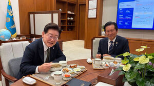 이재명 대통령이 1일 청와대에서 더불어민주당 정청래 전 대표와 만찬을 하고 있다.