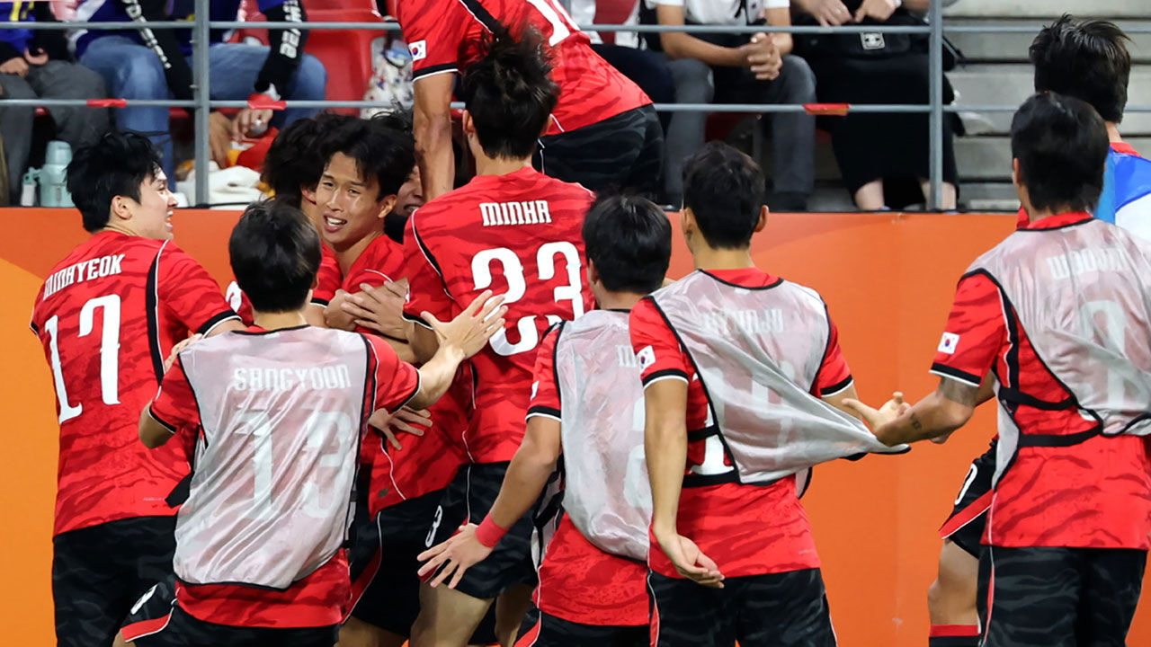 [속보] 일본 꺾고 사상 첫 4연패…한국 축구 새 역사