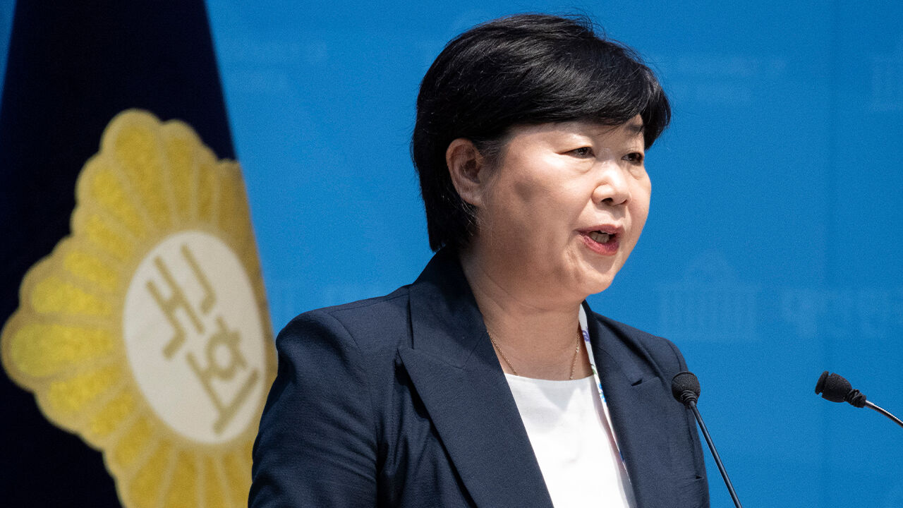 Representative Seo Young-kyo of the Democratic Party of Korea, chair of the National Assembly's Legislation and Judiciary Committee, holds a press conference at the National Assembly on October 4 urging Supreme Court Chief Justice Cho Hee-dae to appear as a 'witness' in the committee's parliamentary audit. (Photo: Yonhap News)