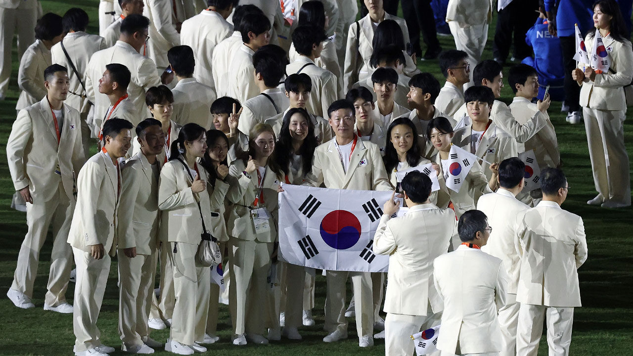 4일 일본 나고야 미즈호공원 육상경기장에서 열린 2026 아이치·나고야 아시안게임 폐회식에서 한국 선수단이 입장해 기념 촬영을 하고 있다. (사진=연합뉴스)