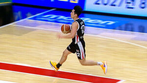 KT's Moon Jung-hyun Finishes Fast Break with Refreshing Dunk