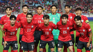 24일 경기도 수원월드컵경기장에서 열린 축구 국가대표팀 평가전 대한민국과 에콰도르의 경기. 한국 선수들이 경기 시작 전 기념촬영을 하고 있다. 2 (사진=연합뉴스)