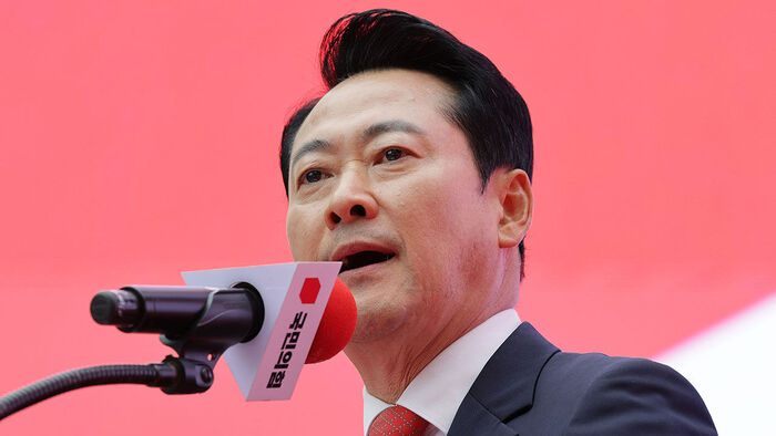 People Power Party leader Jang Dong-hyeok speaks at a party rally demanding judgment on the Lee Jae-myung administration, livelihood recovery, and national security protection on Sejong-daero in front of Sungnyemun in Seoul on October 3. (Photo: Yonhap News)