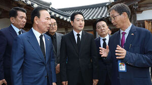 장동혁 국민의힘 대표가 5일 시민들의 열렬한 환호 속에 박정희 전 대통령의 배우자인 고 육영수 여사의 충북 옥천 생가를 방문해 둘러보고 있다. (사진=연합뉴스)