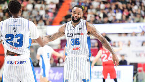 KCC 첫 승리 쌍끌이한 롱(오른쪽)과 킹 (사진=KBL 제공, 연합뉴스)