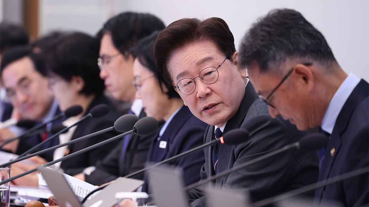 President Lee Jae-myung speaks during a Cabinet meeting held at Cheong Wa Dae on October 6. 