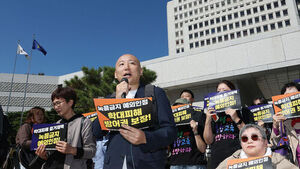6일 서울 서초동 대법원 앞에서 열린 제3자 녹음금지 예외적용을 통한 학대피해 장애인 권리보장 대책위원회 주최 제3자 녹음금지 예외 촉구 2차 기자회견에서 웹툰 작가 주호민 씨가 발언하고 있다.