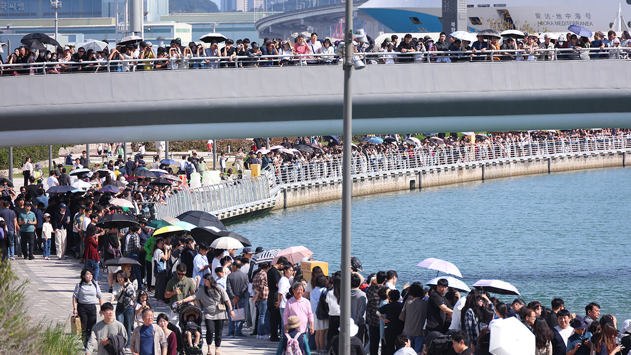 Many citizens and tourists gathered to see the shark 'Bukang-i' staying in the waterway of Bukhang Waterfront Park in Dong-gu, Busan, on October 4.