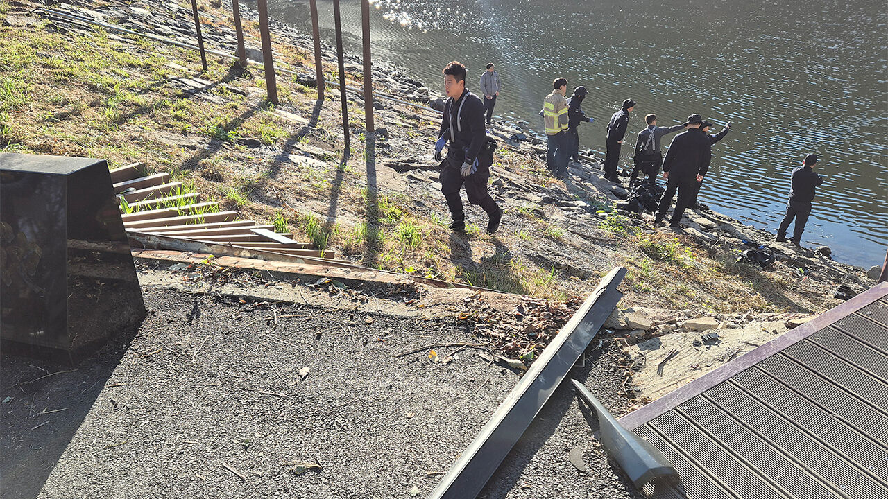 Damaged railing at Naegwanji Reservoir (Photo provided by Suseong-gu Office, Yonhap News)