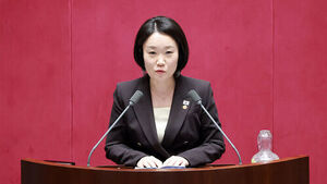 Minister Lee So-young: "We Will Consider Restricting Items Sold on Online Traditional Market Malls"