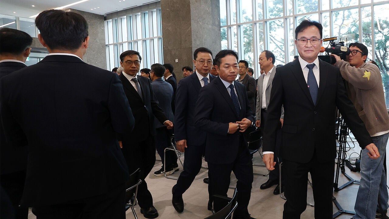 Newly appointed Seoul Major Crime Investigation Agency Chief Choi Jae-min leaves the venue after an inauguration ceremony held at the Major Crime Investigation Agency in Jung-gu, Seoul, on the 7th.