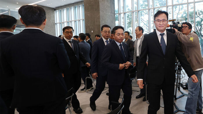 Newly appointed Seoul Major Crime Investigation Agency Chief Choi Jae-min leaves the venue after an inauguration ceremony held at the Major Crime Investigation Agency in Jung-gu, Seoul, on the 7th.