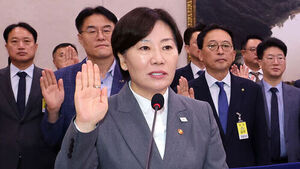 송미령 농림축산식품부 장관을 비롯한 농식품 유관단체장 등이 7일 국회에서 열린 농림축산식품해양수산위원회 국정감사에서 선서하고 있다.