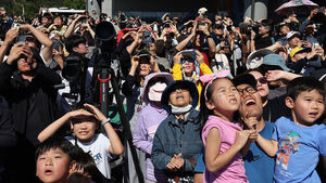 한국형 발사체 누리호 발사일인 7일 오후 전남광주 고흥군 우주발사전망대에서 관람객들이 누리호 발사 모습을 지켜보고 있다. (사진=연합뉴스)