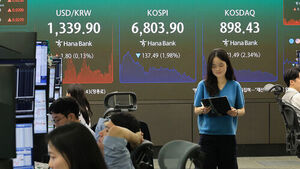 7일 서울 중구 하나은행 본점 딜링룸에 주가지수가 표시되고 있다. 이날 코스피는 2% 가까이 하락해 6,800선을 간신히 지켰다. 전 거래일 대비 137.49포인트(1.98%) 내린 6,803.90으로 장을 마쳤다. 코스닥 지수는 21.49포인트(2.34%) 내린 898.43으로 마감하며 900선을 내줬다.