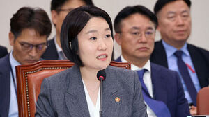 Minister Lee So-young Says Differential Minimum Wage by Industry "Requires Deliberation"