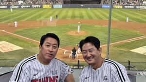 LG Legends Lee Byung-kyu and Park Yong-taek Bid Farewell to Jamsil Stadium: "Such a Grateful Ballpark"