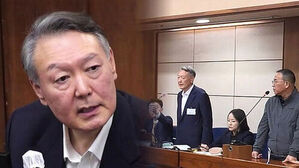 실내 회의실에 서 있는 윤석열 대통령의 모습과 뒷모습 회의 참석자들