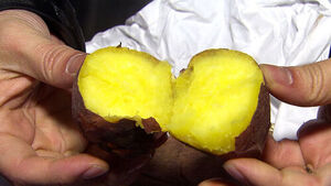 Convenience Stores Compete Early as Winter Snacks Go on Sale