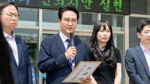 고발장 제출하는 안민석 교육감 (사진=경기도교육청 제공, 연합뉴스)