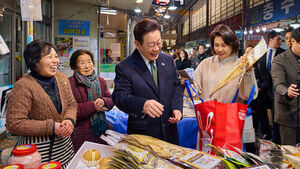 President Lee Visits Anheung Port, Talks Livelihood Issues with Local Merchants