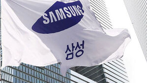 SAMSUNG, 삼성 로고가 적힌 흰색 대형 깃발이 빌딩 배경으로 휘날리는 모습