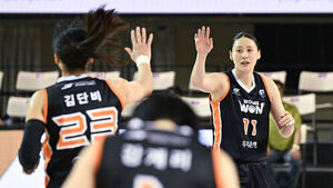 Kang Lee-seul Scores 23 Points... Woori Bank Advances to Park Shin-ja Cup Semifinals as Group Leader