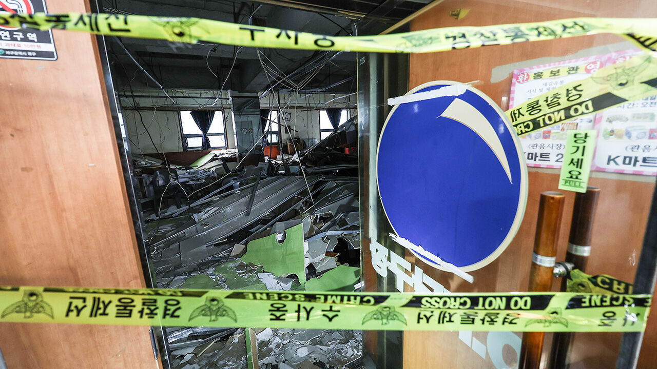 The scene is cordoned off following an accident where the ceiling of the second floor of a four-story building in Buk-gu, Daegu, collapsed at around 10:16 a.m. on the 10th, resulting in dozens of minor injuries. (Photo: Yonhap News)