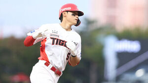 Kim Do-young Hits 44th Homer... KIA's Magic Number for Semi-Playoff Cut Drops to '1'