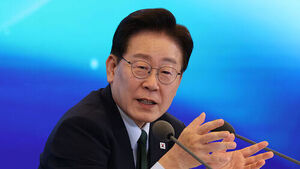 President Lee: "Arguing and Persuading 'Left-gantly' Is the Real Way to Win"