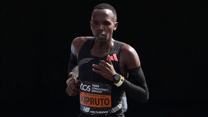 Kenya's Kipruto Wins Chicago Marathon in 2 Hours, 1 Minute, 9 Seconds