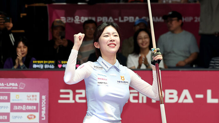 Jung Soo-bin celebrating after securing her victory