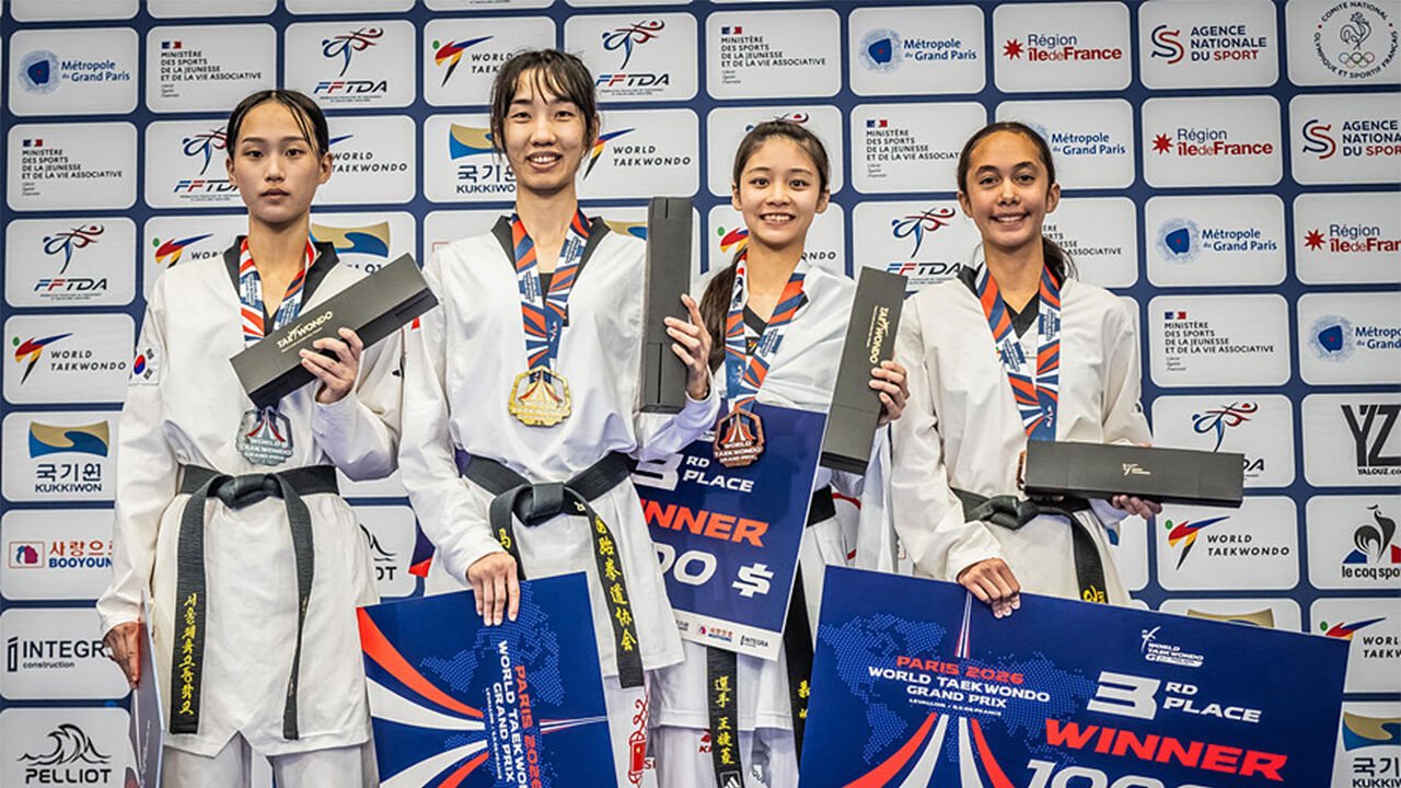 Kim Hyang-gi (far left) at the silver medal awarding ceremony