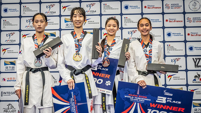 Kim Hyang-gi (far left) at the silver medal awarding ceremony
