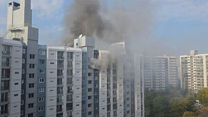 Fire Breaks Out on 13th Floor of Gwanak-gu Apartment... Electric Scooter Suspected as Cause While Charging